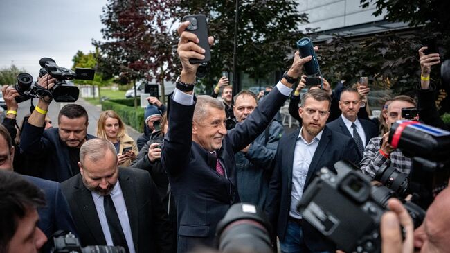 Лидер ANO Андрей Бабиш возле штаб-квартиры движения в Праге, Чехия Лидер ANO Андрей Бабиш возле штаб-квартиры движения в Праге, Чехия