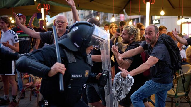 Столкновения полицейских с протестующими во время пропалестинского митинга в Барселоне, Испания