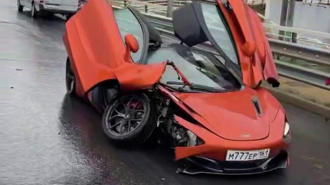 Последствия ДТП с участием автомобиля McLaren в Ростове-на-Дону. Кадр видео