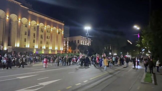 Сторонники оппозиции перекрыли проспект Руставели в Тбилиси. Кадр видео из соцсетей Сторонники оппозиции перекрыли проспект Руставели в Тбилиси. Кадр видео из соцсетей