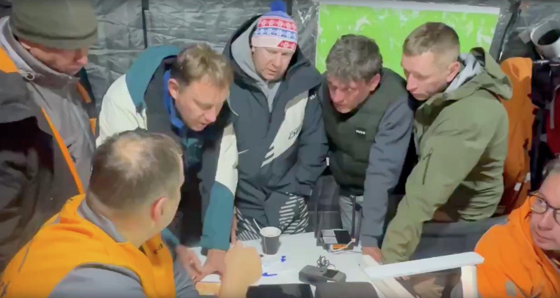 Поиск пропавшей в турпоходе семьи Усольцевых из Красноярска Поиск пропавшей в турпоходе семьи Усольцевых из Красноярска - РИА Новости, 1920, 18.11.2025