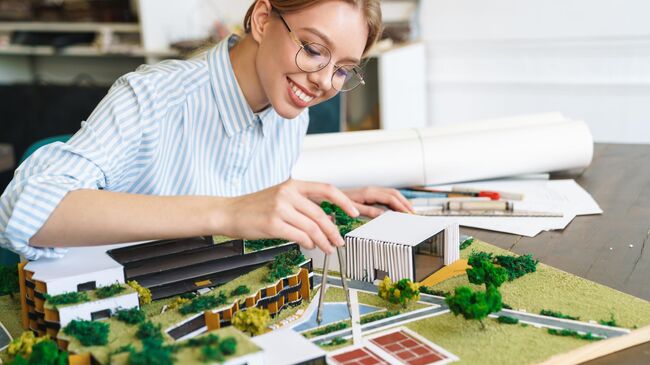 Девушка за работой Девушка за работой