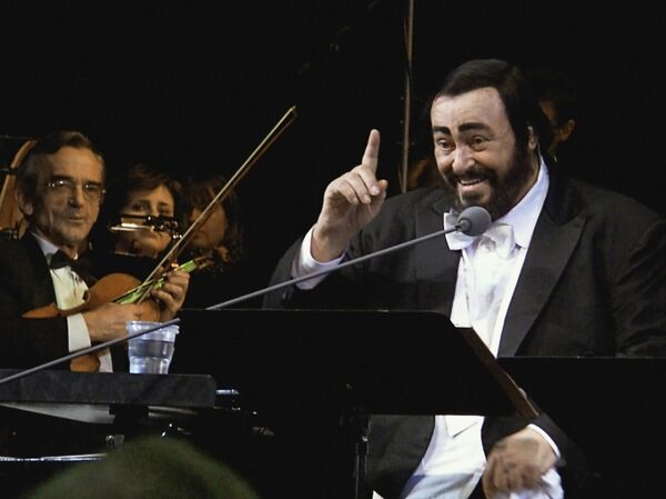 Лучано Паваротти на сцене Государственного Кремлевского дворца в Москве Лучано Паваротти на сцене Государственного Кремлевского дворца в Москве