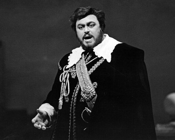 Лучано Паваротти в опере Пуритане в Метрополитен-опере Лучано Паваротти в опере Пуритане в Метрополитен-опере