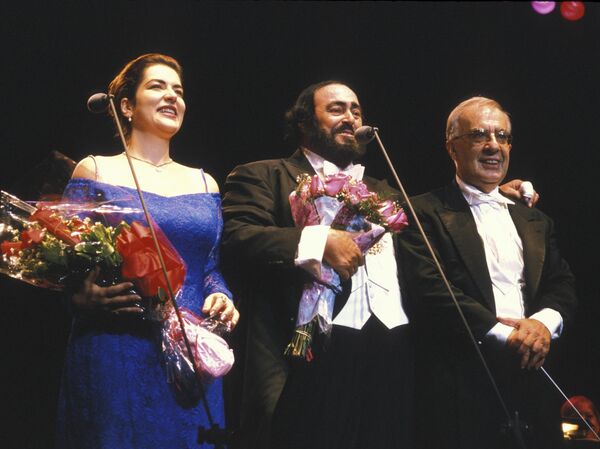 Аннализа Распальози и Лучано Паваротти во время концерта Лучано Паваротти в Мэдисон Сквер Гарден в Нью-Йорке Аннализа Распальози и Лучано Паваротти во время концерта Лучано Паваротти в Мэдисон Сквер Гарден в Нью-Йорке