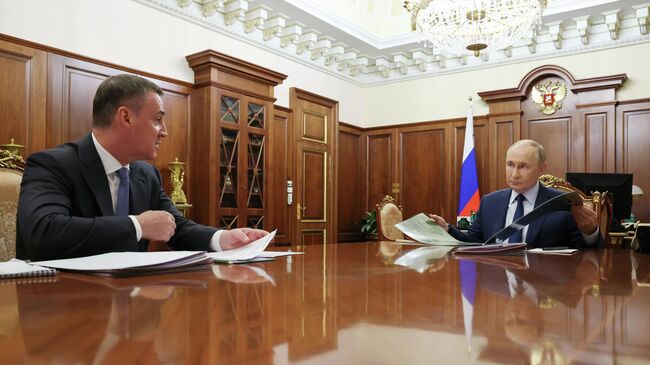 Президент РФ Владимир Путин и заместители председателя правительства РФ Дмитрий Патрушев во время встречи Президент РФ Владимир Путин и заместители председателя правительства РФ Дмитрий Патрушев во время встречи