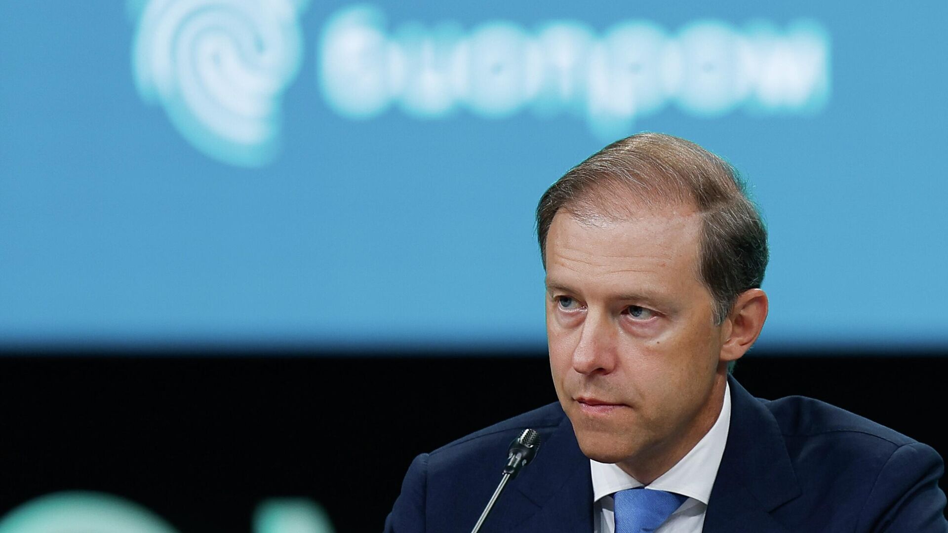 Первый заместитель председателя правительства РФ Денис Мантуров участвует в главной стратегической сессии Технологии для жизни международного форума Биопром - РИА Новости, 1920, 06.10.2025