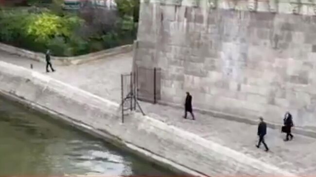 Президент Франции Эммануэль Макрон во время прогулки по набережной Сены