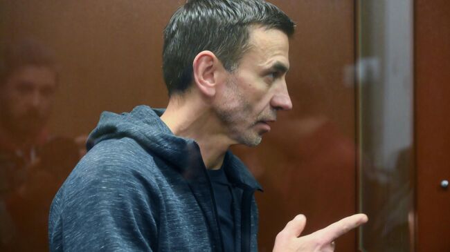 Бывший министр РФ по связям с Открытым правительством Михаил Абызов в зале Тверского суда в Москве