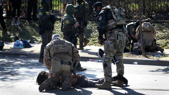 Столкновения участников акции протеста и федеральных правоохранительных органов в Бродвью, штат Иллинойс. 4 октября 2025