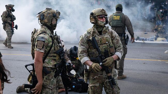 Столкновения федеральных правоохранительных органов и участников акции протеста в Бродвью, штат Иллинойс. 4 октября 2025