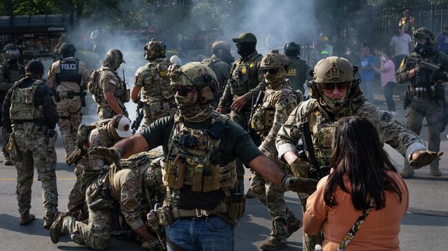 Столкновения федеральных правоохранительных органов и участников акции протеста в Бродвью, штат Иллинойс