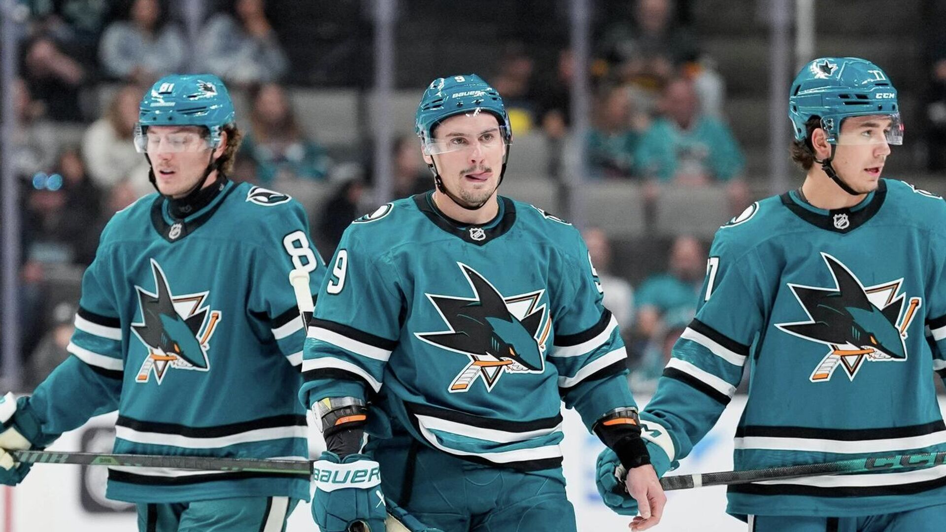 Хоккеист Сан-Хосе Шаркс Дмитрий Орлов (по центру) Хоккеист Сан-Хосе Шаркс Дмитрий Орлов (по центру) - РИА Новости, 1920, 17.12.2025