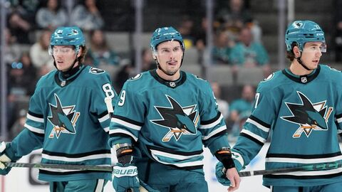 Хоккеист Сан-Хосе Шаркс Дмитрий Орлов (по центру)