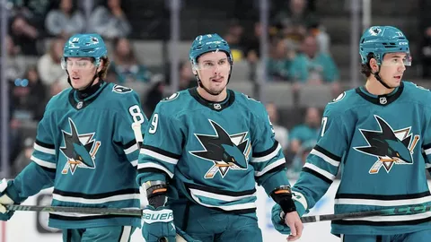 Хоккеист Сан-Хосе Шаркс Дмитрий Орлов (по центру)