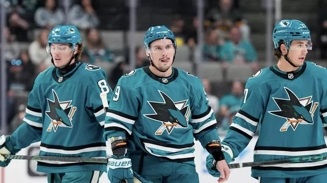 Хоккеист Сан-Хосе Шаркс Дмитрий Орлов (по центру)