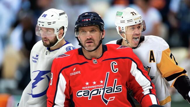 Никита Кучеров (слева), Александр Овечкин (по центру), Евгений Малкин (справа)