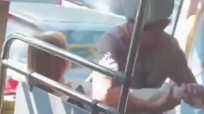 Приморец заломил руки школьнице из-за того, что не уступила место пенсионерке Приморец заломил руки школьнице из-за того, что не уступила место пенсионерке