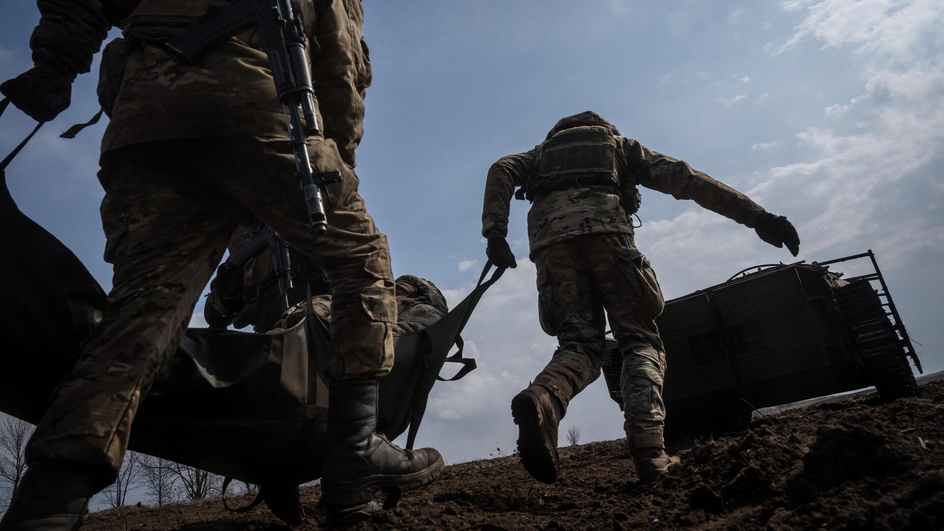 Украинские военные эвакуируют раненого