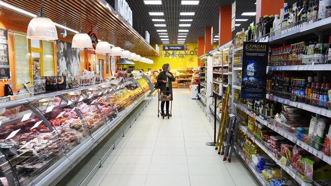 Покупательница в супермаркете 