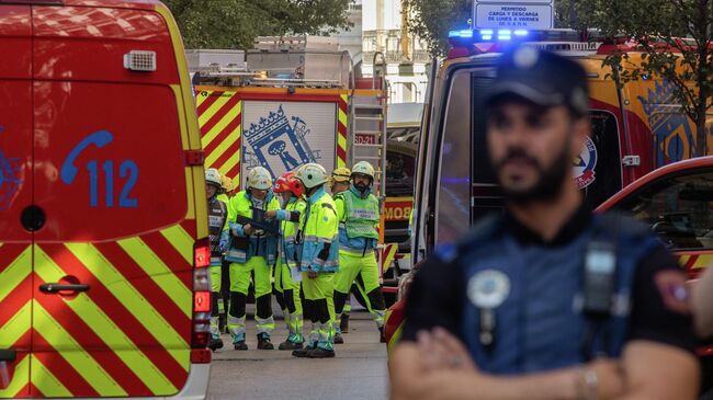 Сотрудники экстренных служб в районе обрушения строящегося здания в Мадриде. 7 октября 2025