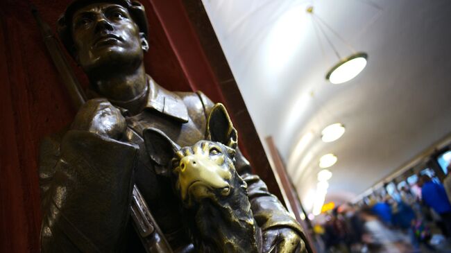 Скульптурная композиция Пограничник с винтовкой и собакой