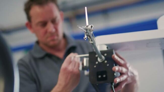 Рабочий на заводе VDL