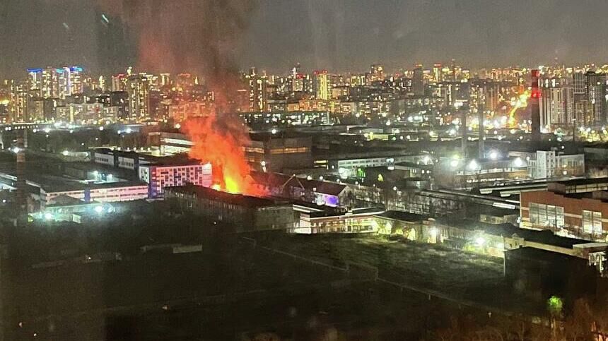 Пожар на складе на улице Фронтовых бригад в Екатеринбурге - РИА Новости, 1920, 07.10.2025