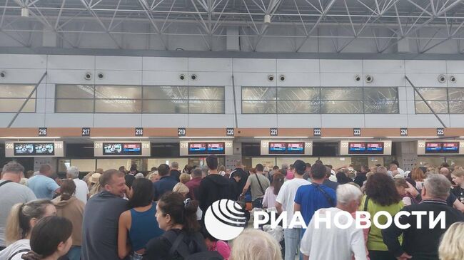 Туристы в аэропорту Антальи, Турция