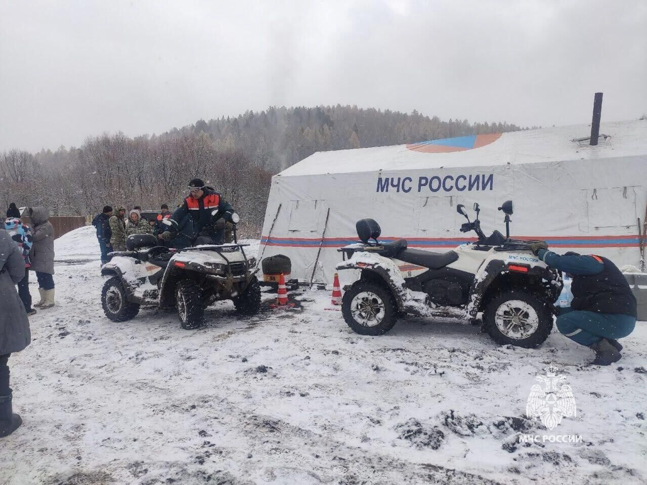 Сотрудники МЧС во время поисково-спасательных работ в Красноярском крае Сотрудники МЧС во время поисково-спасательных работ в Красноярском крае - РИА Новости, 1920, 10.12.2025