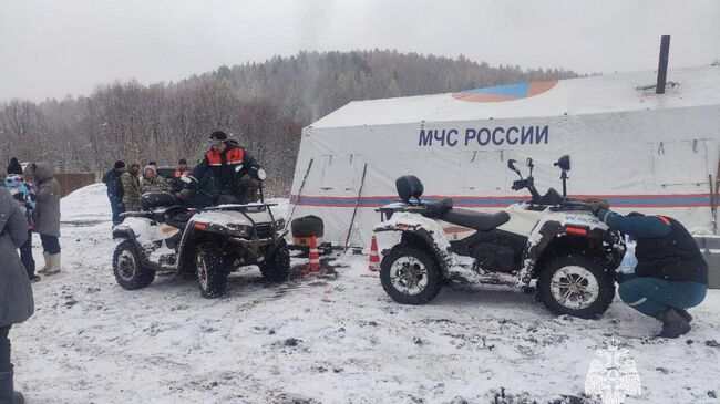 Сотрудники МЧС во время поисково-спасательных работ в Красноярском крае