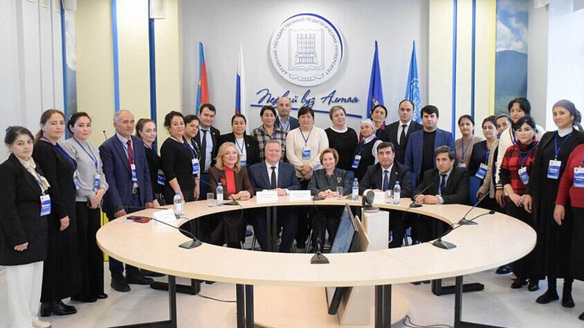 Встреча делегации Таджикистана с заместителем Председателя Правительства Алтайского края Юрием Абдуллаевым - РИА Новости, 1920, 08.10.2025