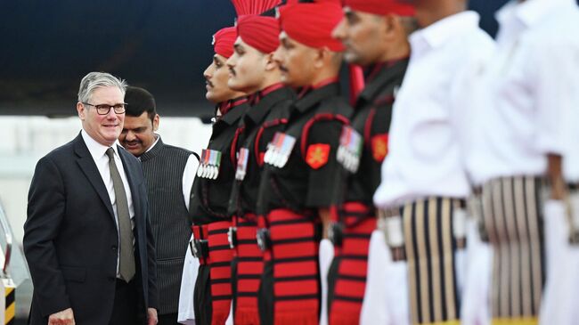 Кир Стармер во время прибытия в аэропорт Мумбаи. 8 октября 2025 года