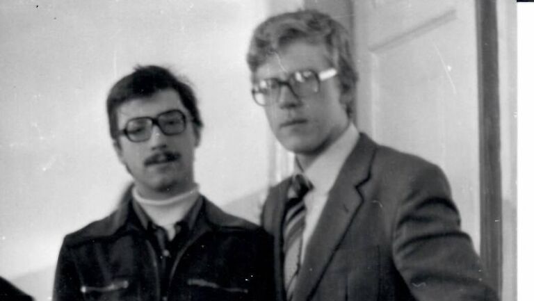 Студенты экономфака ЛГУ – одногруппники Вячеслав Костров и Алексей Кудрин.
При поступлении в университет Кудрин не набрал необходимого количества баллов для дневного отделения. Поэтому поступил на вечернее. А дне работал автомехаником в Академии была и транспорта. По окончании второго курса он перевелся на дневное отделение. Но у тут учеба была неразрывно связана с практикой.