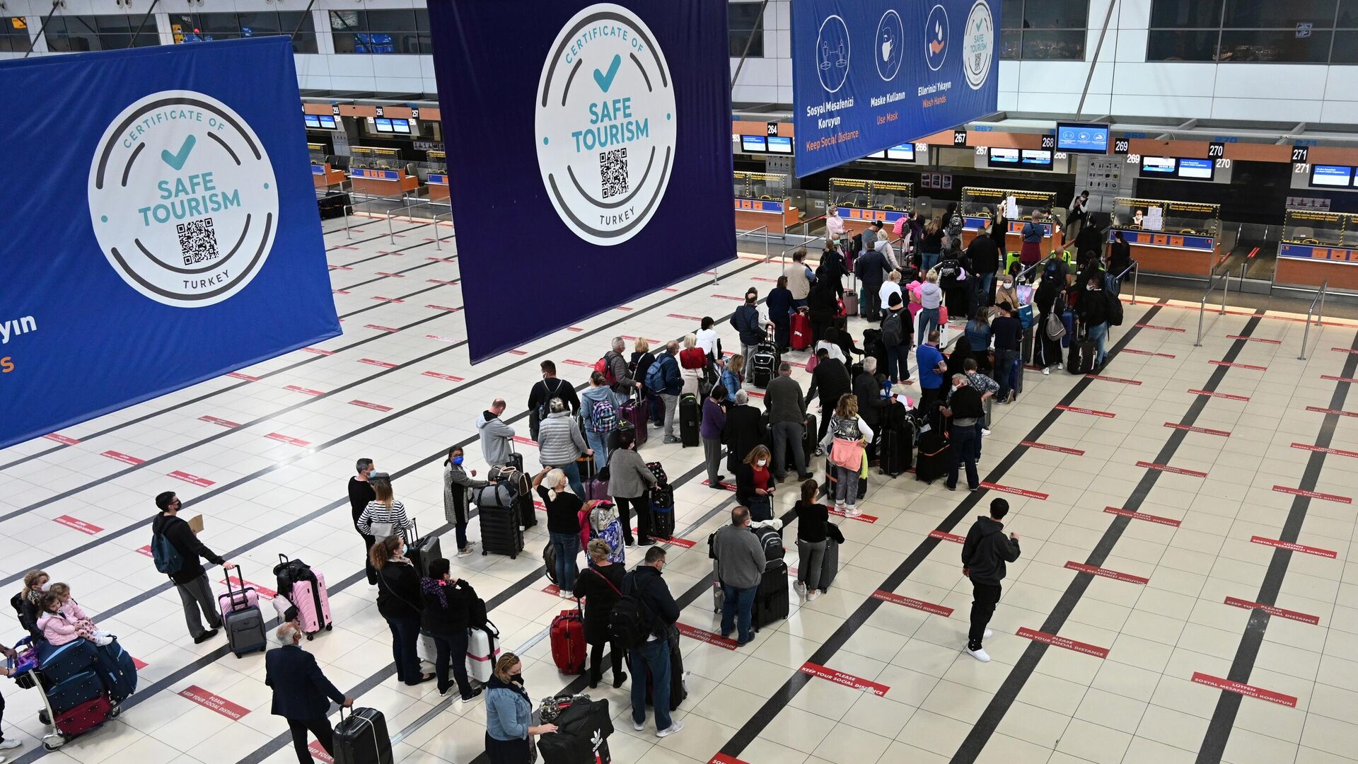 Пассажиры в международном аэропорту Антальи в Турции - РИА Новости, 1920, 08.10.2025
