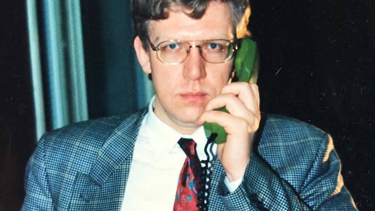1994 год. Первый заместитель мэра Санкт-Петербурга Анатолия Собчака. Именно Кудрин начал первым в стране публиковать проект бюджета города и отчет о его исполнении. Сейчас открытость финансов – обязательна и для регионов, и для федерального бюджета. А в начале 1990-х многие, услышав об этом, лишь крутили пальцем у виска.