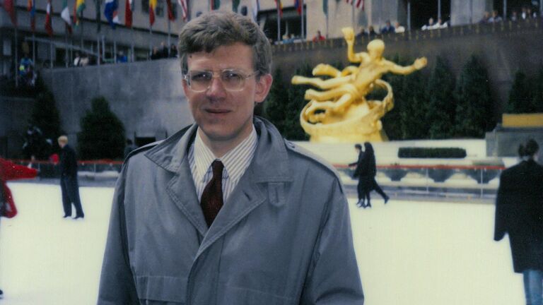 США, Нью-Йорк. 1992 год. Первая зарубежная командировка Кудрина. Алексей Кудрин – сотрудник мэрии Санкт-Петербурга. В администрации города он начал воплощать реформы, которые потом распространит на всю страну. Санкт-Петербург стал зоной свободного предпринимательства, была создана биржа, проведена приватизация.