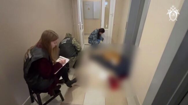 Сотрудники Следственного комитета на месте убийства архитектора Супоницкого. Кадр видео