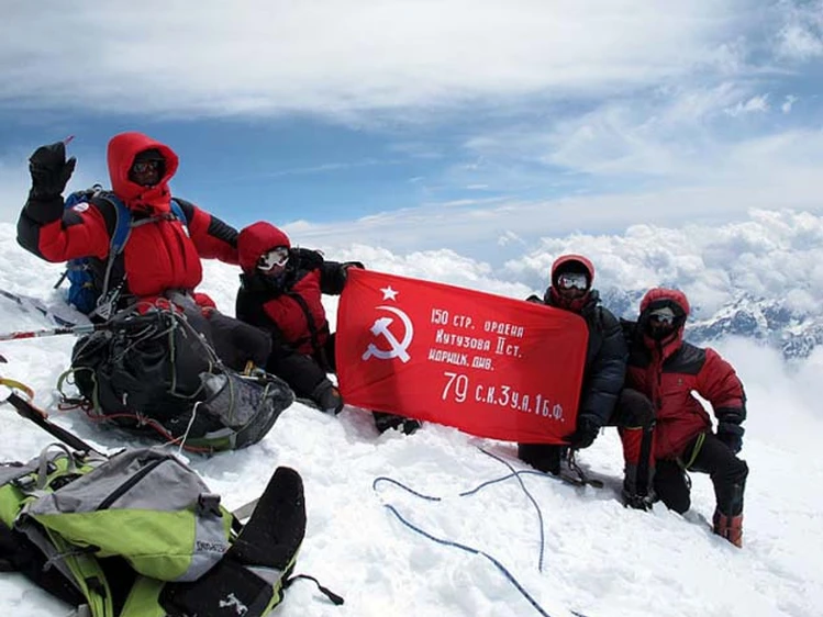 Альпинисты на пике Победы Альпинисты на пике Победы - РИА Новости, 1920, 08.10.2025