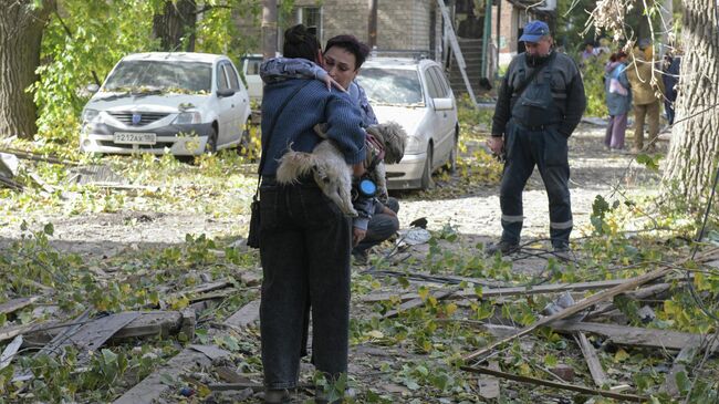 Жители дома после обстрела в Кировском районе в Донецке. 8 октября 2025 Жители дома после обстрела в Кировском районе в Донецке. 8 октября 2025