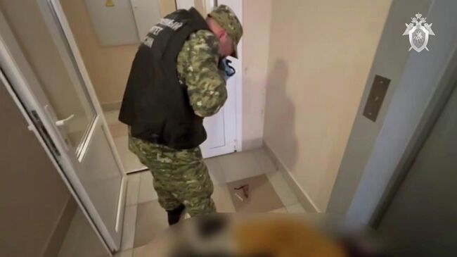 Сотрудники Следственного комитета на месте убийства архитектора Александр Супоницкого. Кадр видео