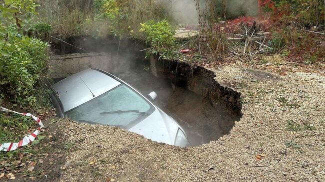 Автомобиль, провалившийся в яму с кипятком в Липецке