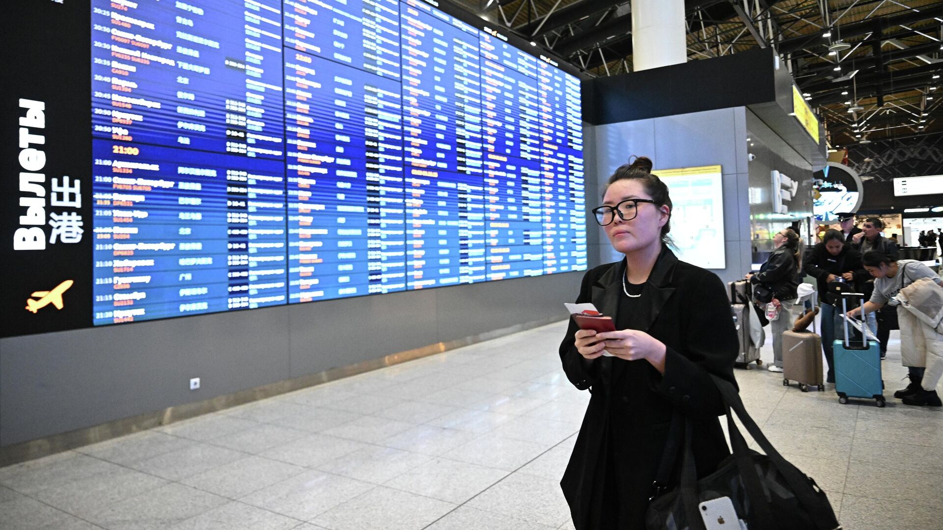 Российская гражданка Дашима Очирнимаева во время встречи в аэропорту Шереметьево Российская гражданка Дашима Очирнимаева во время встречи в аэропорту Шереметьево - РИА Новости, 1920, 11.10.2025