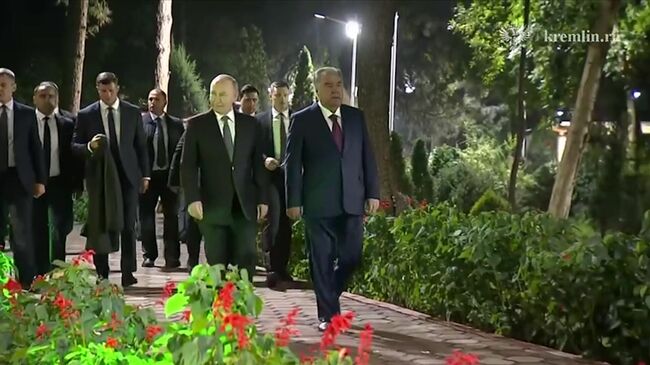 Путин и Рахмон в ботаническом саду Ирам в Душанбе