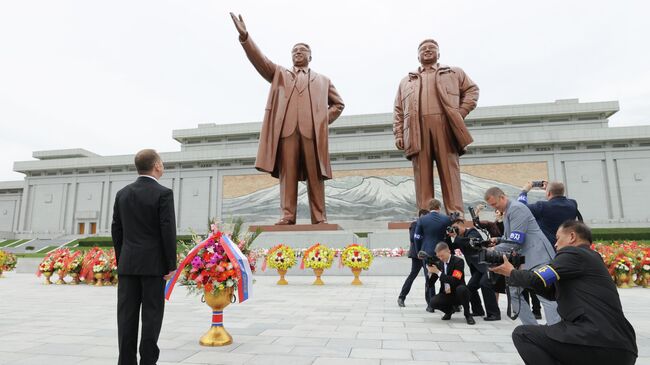 Председатель партии Единая Россия, заместитель председателя Совета безопасности РФ Дмитрий Медведев на церемонии возложения цветов к памятникам Ким Ир Сену и Ким Чен Иру