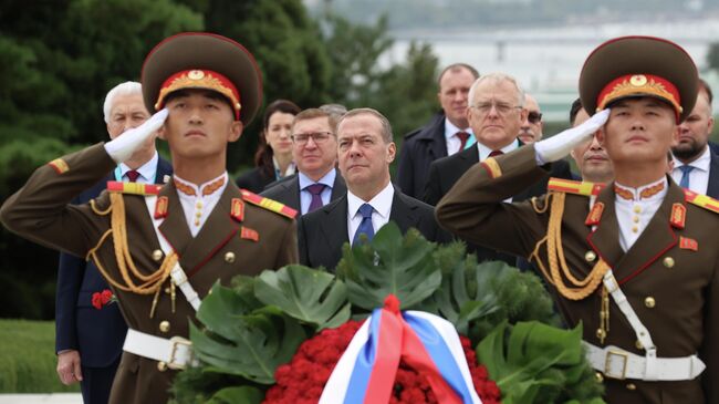 Председатель партии Единая Россия, заместитель председателя Совета безопасности РФ Дмитрий Медведев на церемонии возложения венка к монументу Освобождения в Пхеньяне