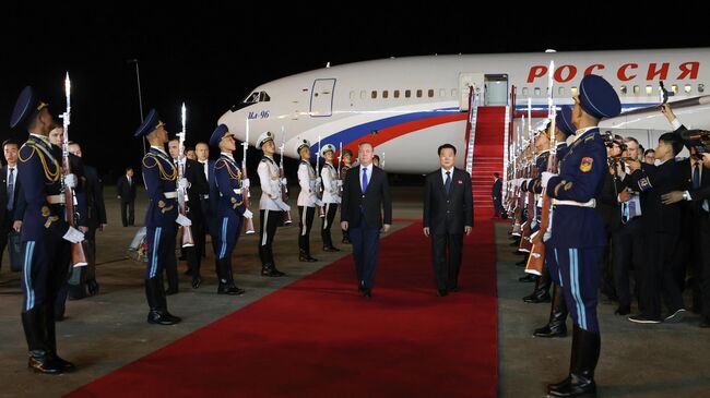 Замглавы Совета безопасности РФ, председатель партии Единая Россия Дмитрий Медведев во время встречи в аэропорту Пхеньяна