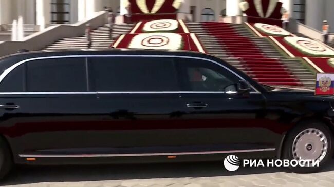 Путин на лимузине Aurus перед главным входом во Дворец Нации в Душанбе