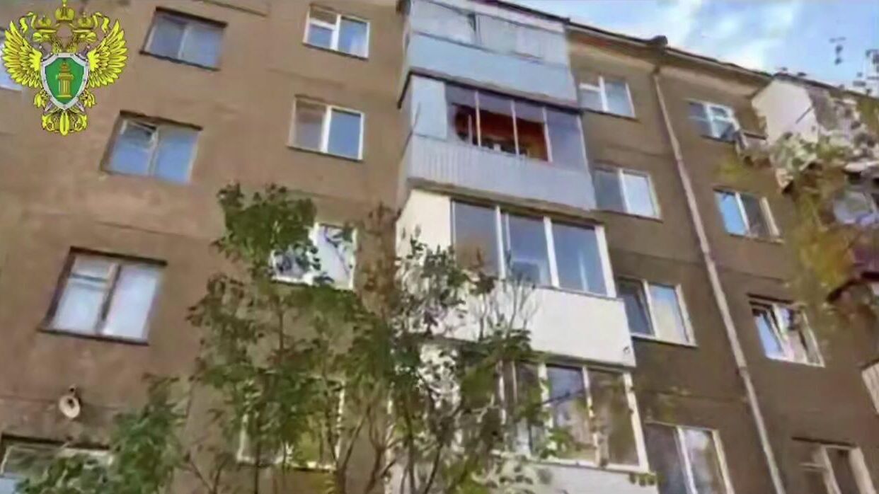 Место проишествия, где уфимец сбросил с четвертого этажа четырехлетнего ребенка. Кадр видео - РИА Новости, 1920, 09.10.2025