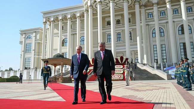 Президент России Владимир Путин и президент Таджикистана Эмомали Рахмон во время встречи в Дворце Нации в Душанбе